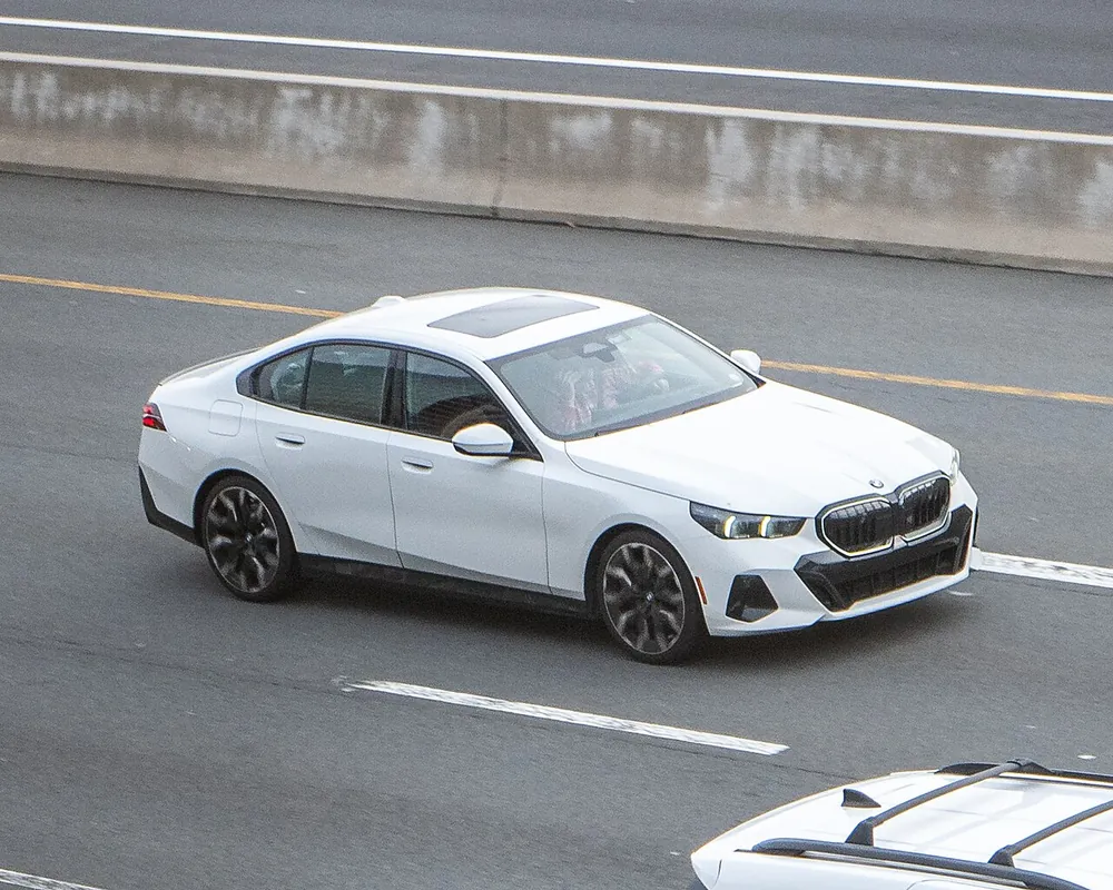 BMW 520i 2023 — view 2
