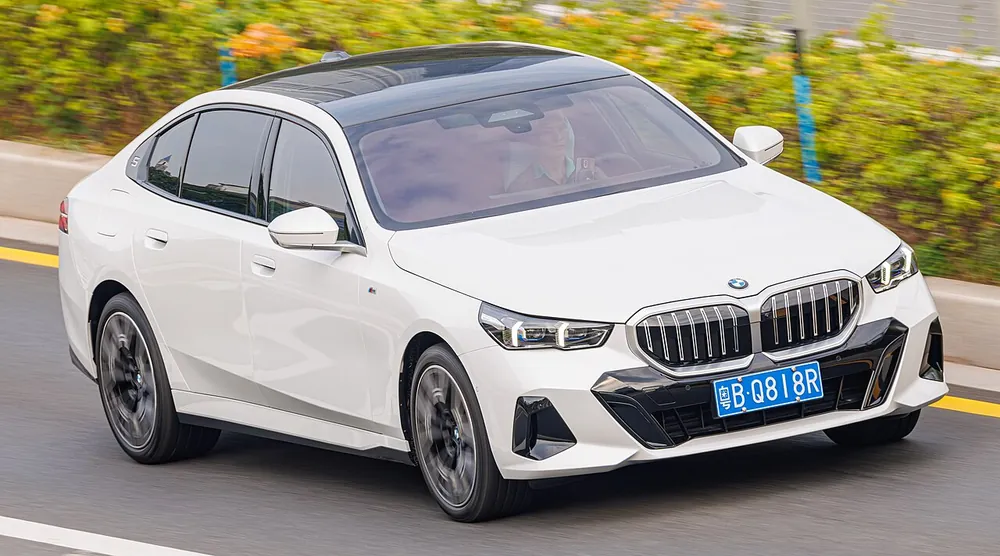BMW 520i 2023 — view 3