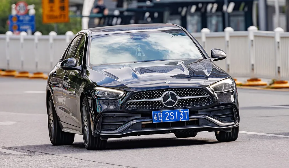 Mercedes-Benz C200 2023 — view 3