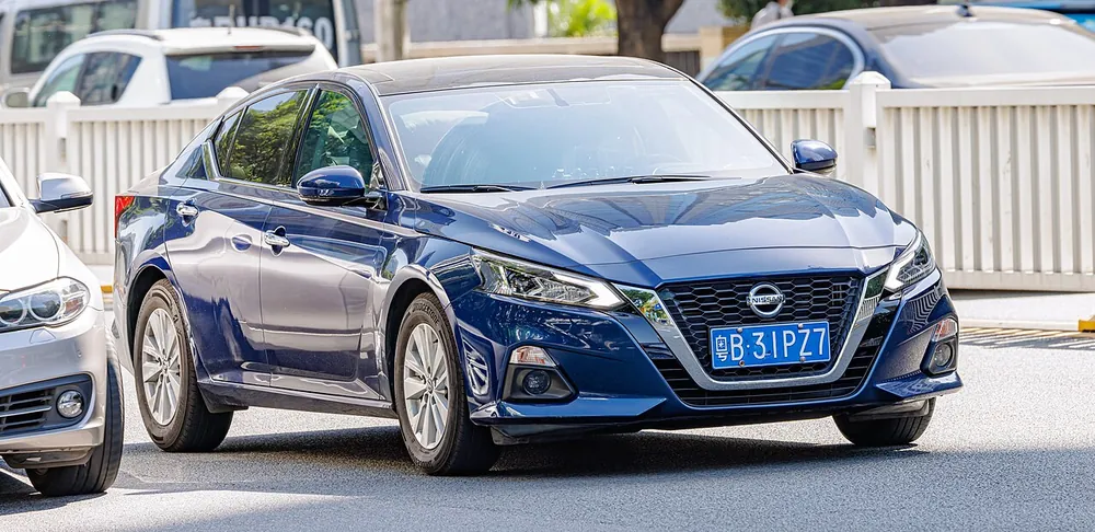 Nissan Altima 2023 — view 2