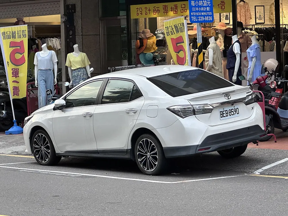 Toyota Corolla 2023 — view 2