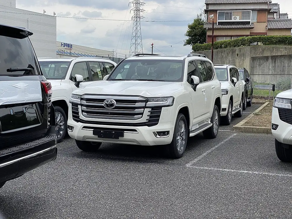 Toyota Land Cruiser 2023 — view 2