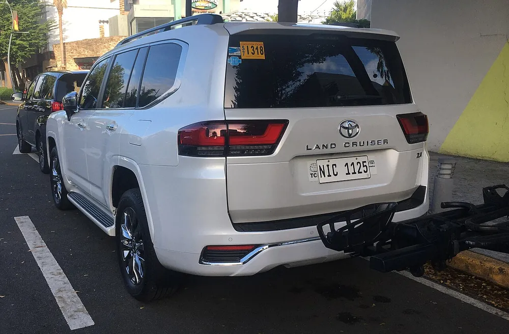 Toyota Land Cruiser 2023 — view 3